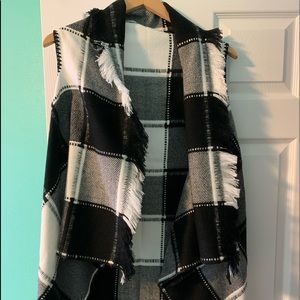 Blanket vest, black and white